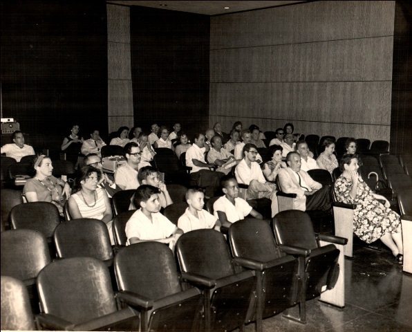 Foto de Renée escuchando la conferencia de Samuel Feijóo, 1962. Foto Cooperativa Fotográfica. Colección BNJM.
